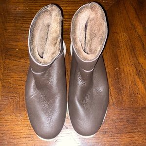 Vince Brown ankle booties with faux fur lining.  Leather Excellent condition S-6